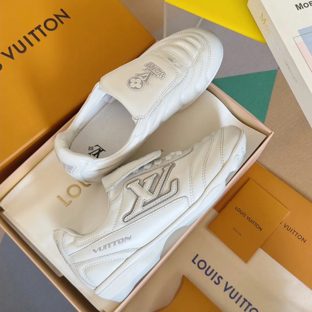 Top version: Couple model 640💰 LV Louis Vuitton L house Donkey brand latest Footprint series Couple model football sneakers casual running shoes original purchase development and production This Footprint Soccer sneaker was unveiled in the 2025 spring and summer series fashion show. It is the first sneaker designed by Pharrell Williams inspired by football shoes. The shoes are inspired by football, a sport that spans generations and cultures, echoing the 2025 spring and summer series fashion show's theme of unity and universal participation. The shoe is famous for its sleek design, with the dynamic IV Initials logo embellished on the side, the tongue embellished with the Lvers United badge inspired by the football team, and the foot pattern rubber sole decorated with multiple Louis Vuitton logos. Exquisitely packaged at the delivery counter🛍📦 ▪️Material: Original imported first-layer cowhide ▪️Lining: Original custom-made soft sheepskin lining ▪️Sole: Original open-molded two-color TPU combination sole ▪️Sole thickness: 3.5CM ▪️Size: Women’s 35-41 / Men’s 39-45
